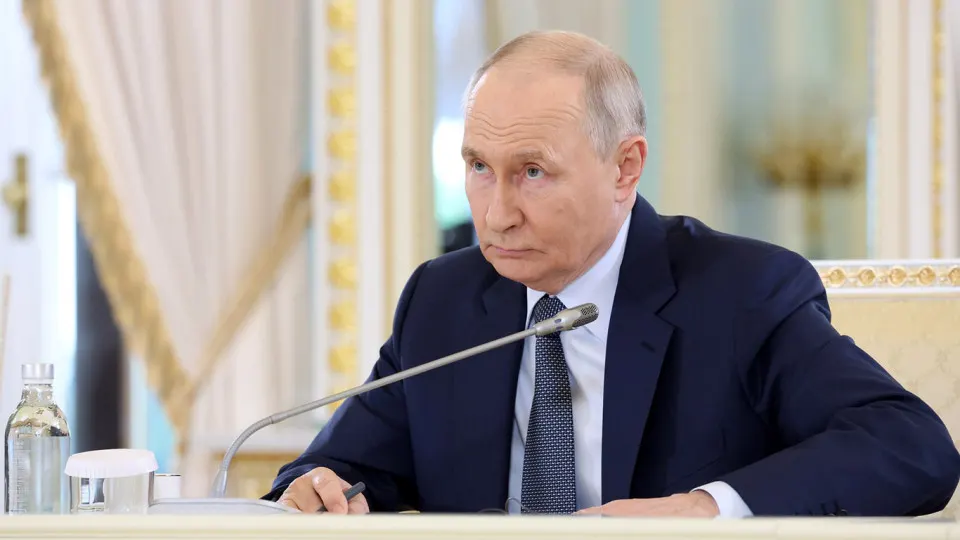 Президент объявил о ежедневном наступлении и контроле территорий, которые, по его словам, более чем в четыре раза превышают площадь Украины. В официальной расшифровке цитаты убрали слово «тысяч». Независимые оценки фиксируют обратную динамику — потери территорий российскими войсками.