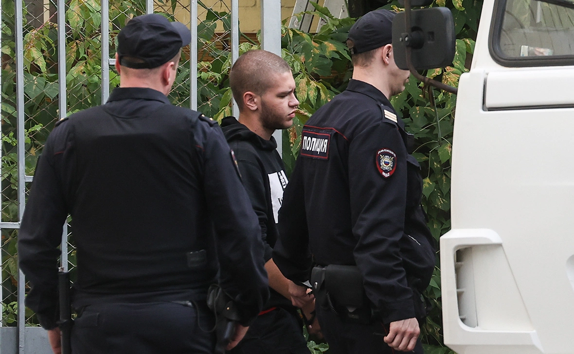 Суд назначил лидеру неонацистской группировки 25 лет лишения свободы; второму фигуранту — 15 лет, несовершеннолетнему — 6 лет. По версии следствия, обвиняемые готовили заказные убийства и совершали нападения на иностранцев и ЛГБТ‑людей.