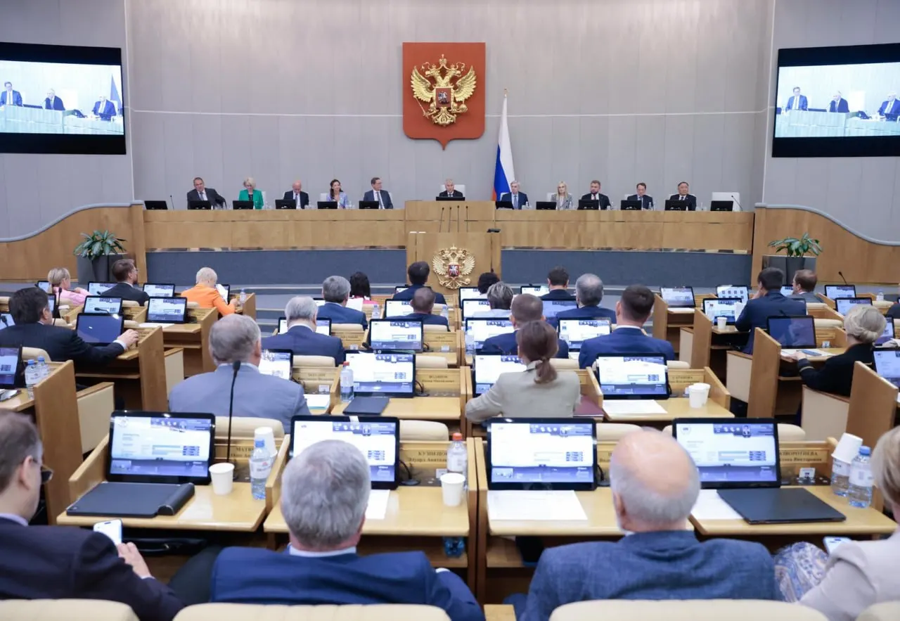 Анализ данных системы законодательной деятельности показывает, что почти все президентские и большинство правительственных законопроектов проходят в Госдуме, тогда как инициативы депутатов проходят значительно реже. Эксперты советуют следить за повесткой кабинета министров, чтобы понимать будущие правила.