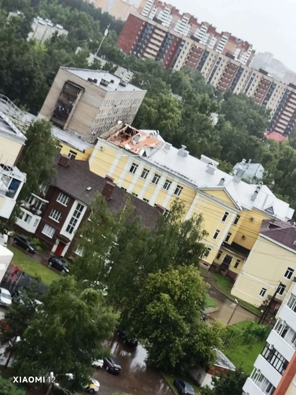 Жители Дмитрова сообщают о сильном штормовом ветре — повреждены дома, повалены деревья, в московских аэропортах отменены и задержаны рейсы. Официального подтверждения смерча пока нет.