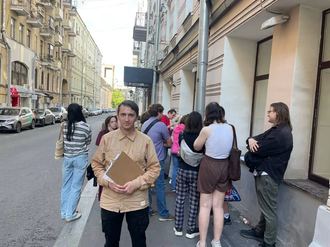 В районе Крылатское задержали людей, которые вместе с активистами проверяли участок под трассу для маунтинбайка. Среди задержанных — муниципальный депутат Андрей Гулько; подробности и число задержанных пока неизвестны.