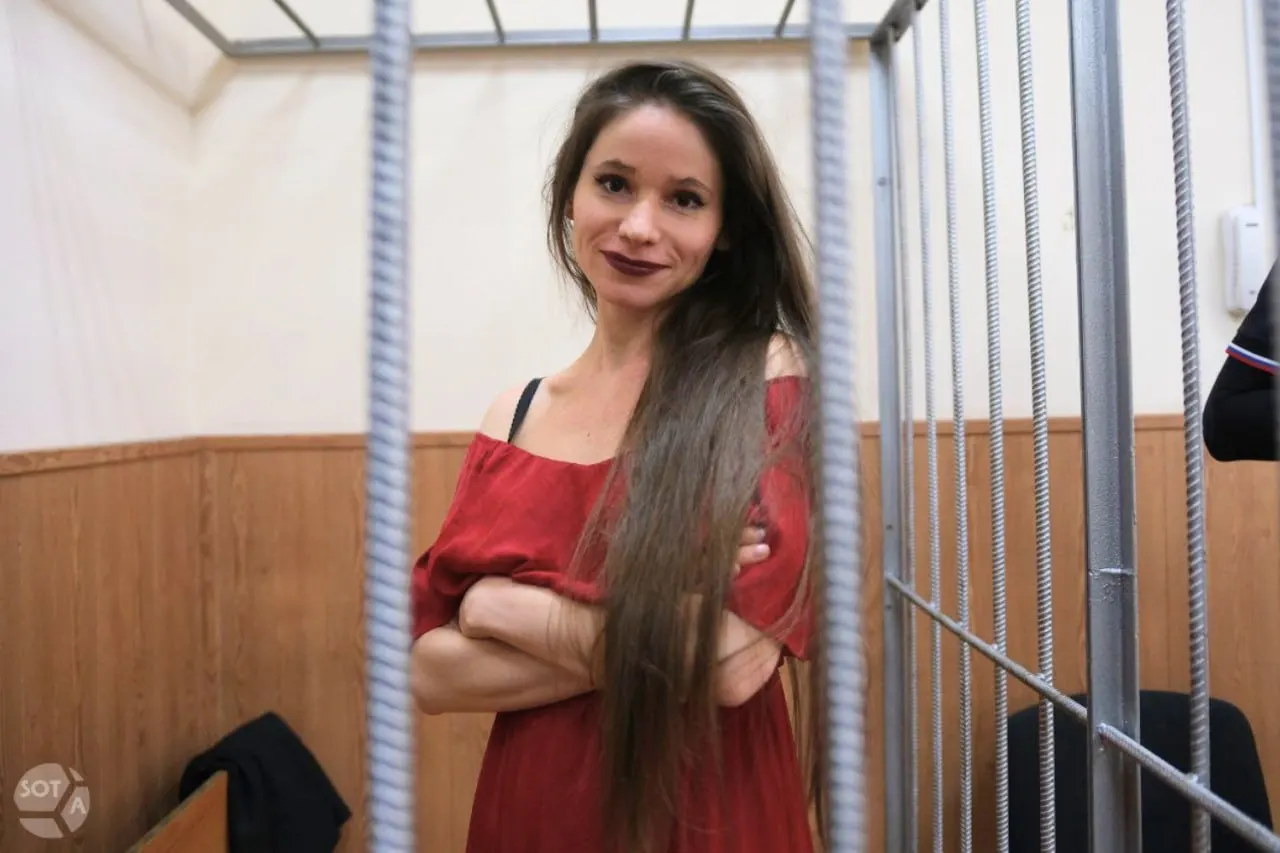 Антонина Фаворская рассказала, что в ИК‑3 ввели строгие требования к причёскам; за нарушение — «модный суд» и два рапорта. Сейчас она отбывает наказание и содержится в режиме СУС.