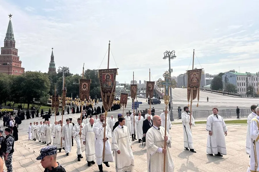 От Успенского собора Кремля к памятнику князю Владимиру на Боровицкой площади прошёл крестный ход в честь Дня крещения Руси. По завершении молебна патриарх выступил с речью.