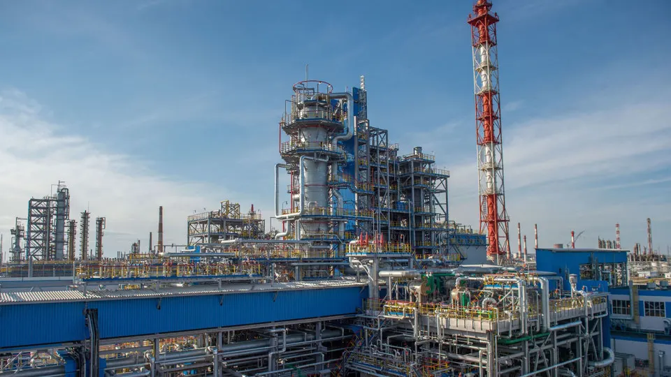 Нефтеперерабатывающий завод в Салавате прекратил переработку сырья с 14 июля из‑за повреждений, полученных в результате нападения беспилотников. Для восстановления может потребоваться от нескольких недель до нескольких месяцев; перебои усиливают дефицит нефтепродуктов в РФ.