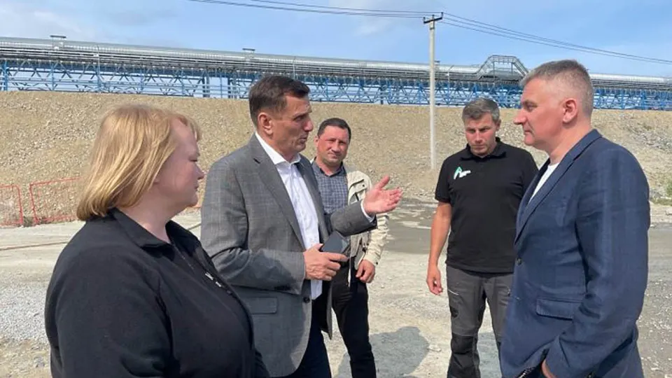 В начале июля под стражу отправили руководителя морского порта «Лавна» и бывшего замглавы Росавиации — им предъявлены обвинения в особо крупных хищениях и растрате; оба связаны с крупными проектами и компаниями, близкими к бизнес‑империи Аркадия Ротенберга.