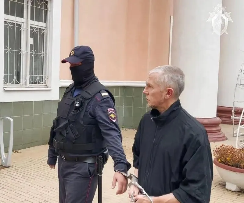 По версии следствия, преступления были совершены в 2002 году в Москве и Подмосковье; подозреваемого задержали в 2024 году. Ему также инкриминируют сексуальные преступления в отношении падчерицы и склонение к употреблению алкоголя.