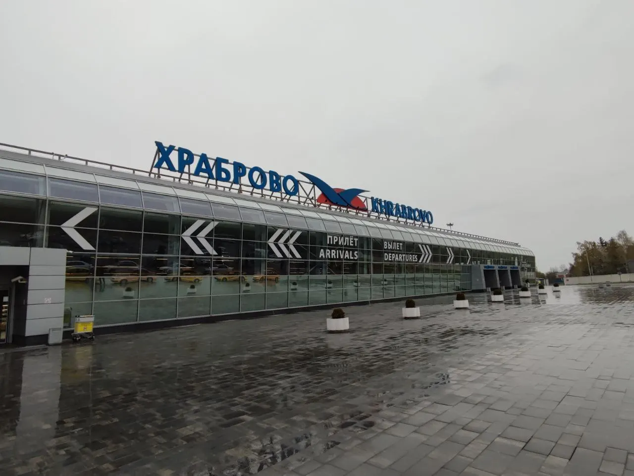 В Калининградском аэропорту Храброво утром зафиксированы задержки и отмены рейсов — ограничения связаны с угрозой от беспилотников в Ленинградской области. По табло задержки составляют от 30 минут до двух часов.
