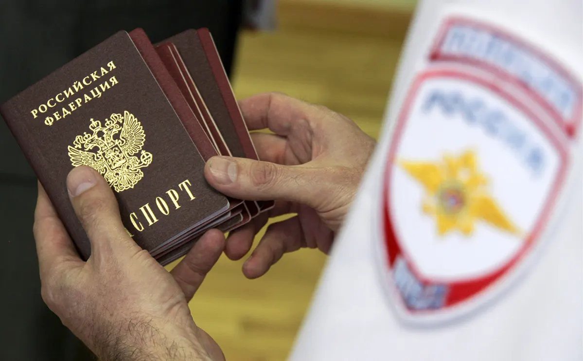 Собеседники в дипломатических кругах сообщили о планах разрешать поездки в «недружественные» страны только группам не менее 10 человек с сопровождением и по утверждённому маршруту; рассматривается также требование выездной визы.