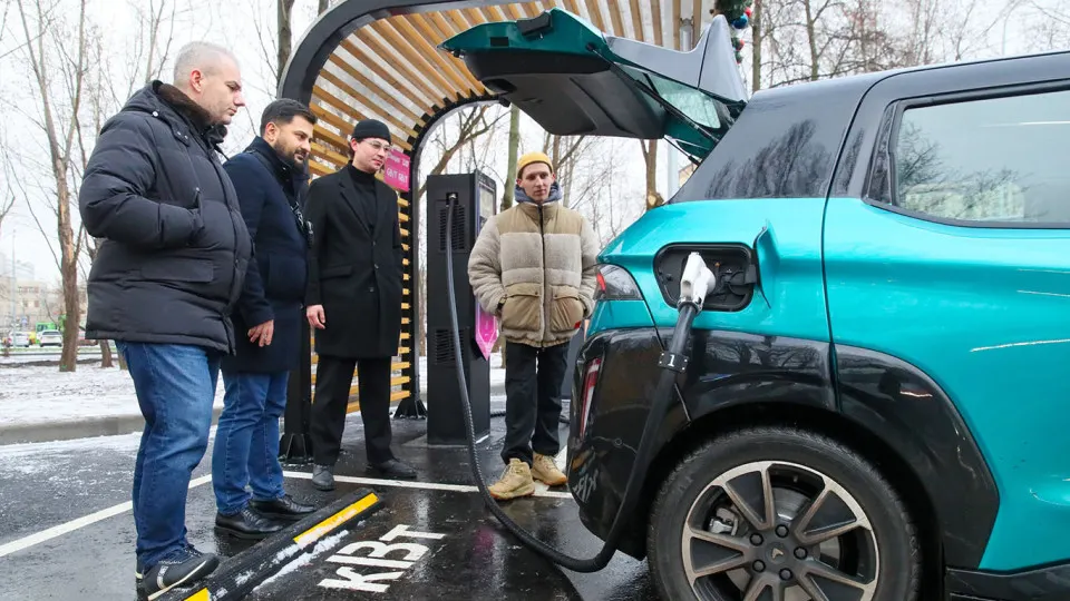 Из‑за кассового разрыва и задержки транша по крупному кредиту в компании начались массовые задержки выплат и ежедневные увольнения. Производство «Атома» снова откладывается, несмотря на вложенные средства и выпущенные прототипы.