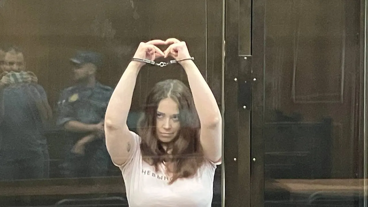Московский городской суд признал Дарью Шипачёву виновной по статье о госизмене и назначил ей 12 лет лишения свободы. Рассмотрение дела прошло в закрытом режиме и заняло около полутора часов; детали обвинений не раскрываются.