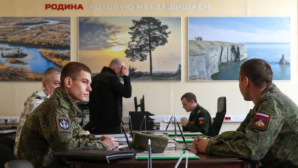 С 2023 года и особенно в 2025–2026 годах в России массово регистрируются рекламные и кадровые агентства. Часть новых фирм и индивидуальных предпринимателей используются для поиска контрактников и посредничества при отправке людей на службу.