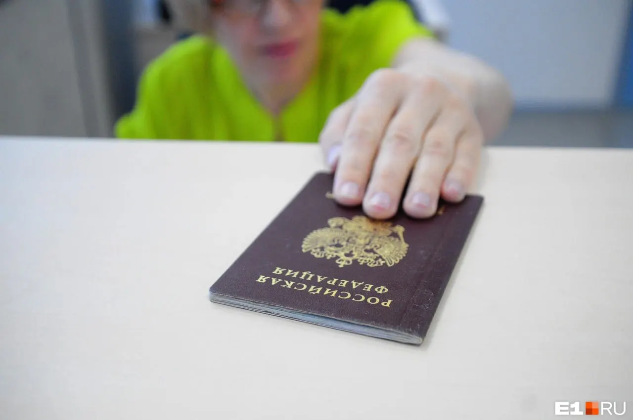 В МВД объяснили, что электронная копия паспорта из приложения действует не повсеместно — правительственное постановление 2025 года допускает её использование только в строго определённых случаях.