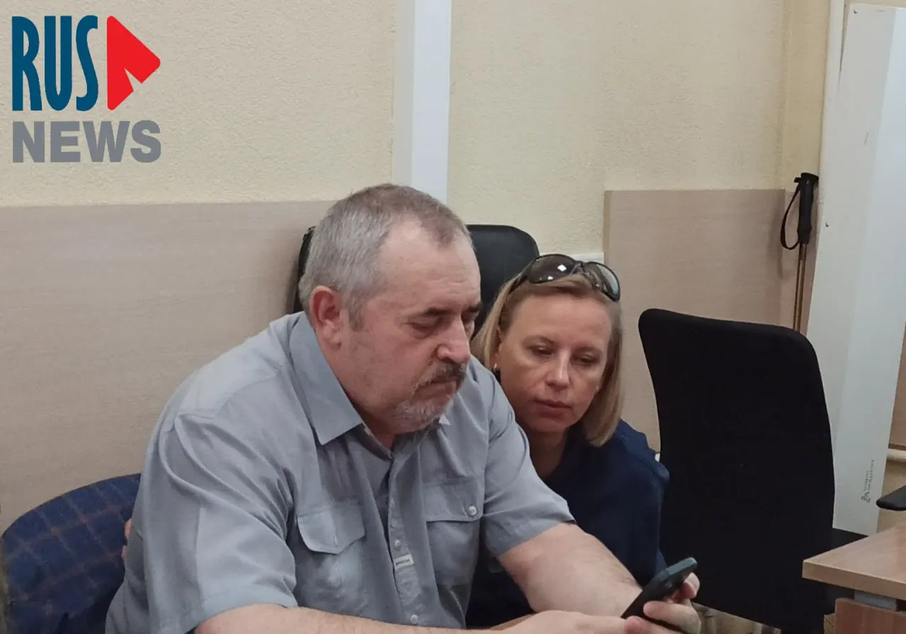 Суд согласился включить в материалы характеристики и награды защитника — среди документов были благодарность от президента и ведомственная награда; Надеждина обвиняют в демонстрации фотографии Алексея Навального.