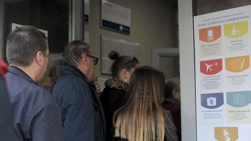 Туроператоры отмечают увеличение доли отказов в выдаче виз в Грецию и значительное удлинение сроков рассмотрения заявлений: от двух–трёх недель до полутора месяцев.