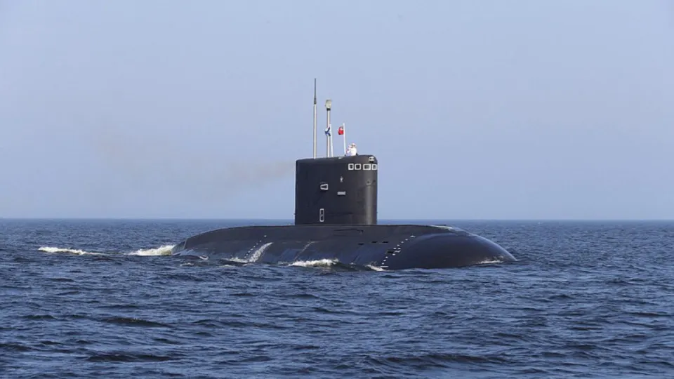 Анализ спутниковых снимков показывает, что на военно‑морской базе в Новороссийске боевые рубки нескольких субмарин закрыты сетками для защиты от беспилотников.