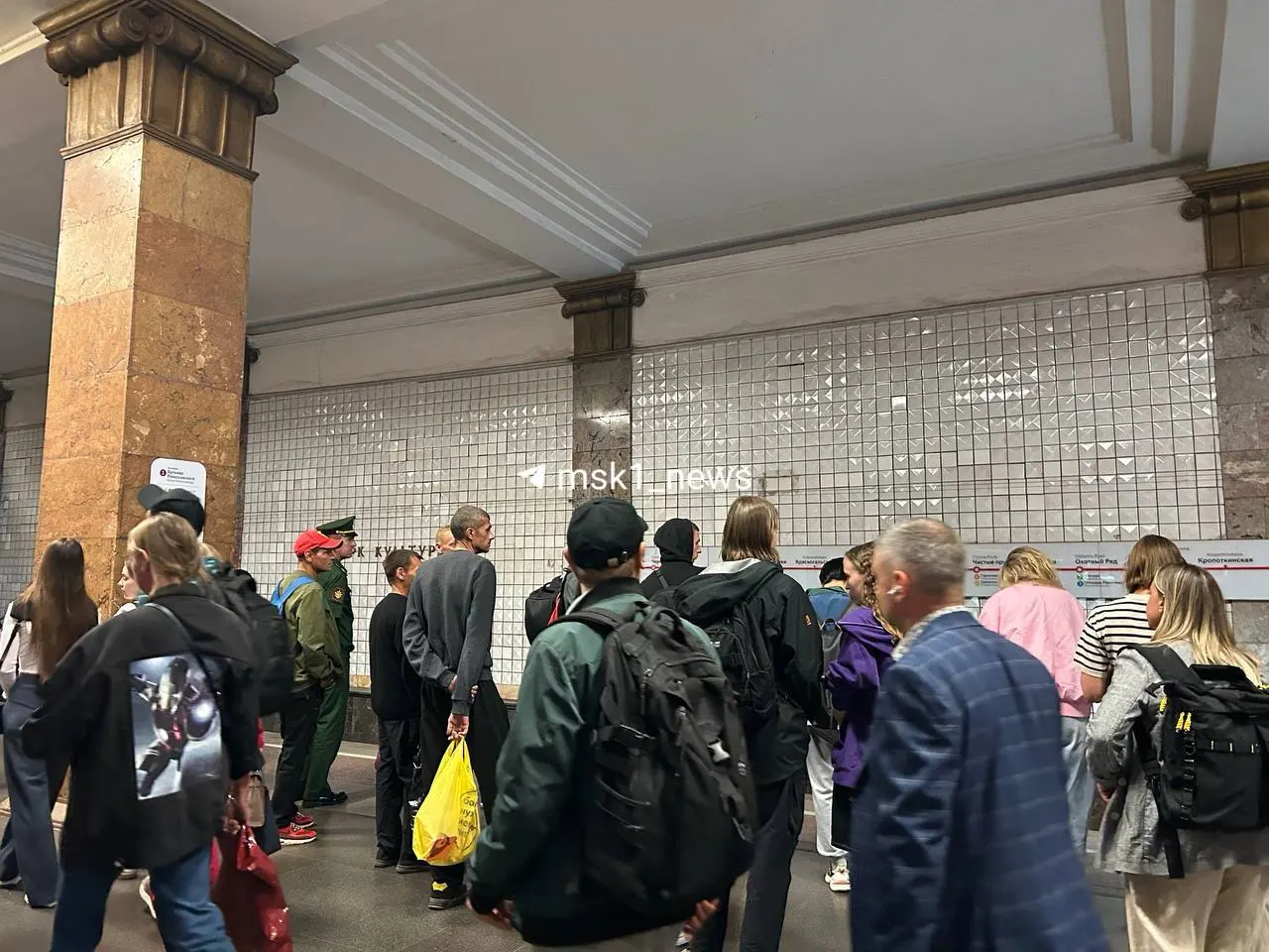 На станции метро «Парк культуры» начались плановые работы по ремонту эскалатора. Вход и пересадка на Кольцевую временно недоступны; для пассажиров организованы автобусные подвозки, но некоторые рейсы приходят переполненными.