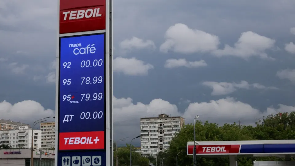 Из‑за сокращения переработки и ударов по нефтеперерабатывающим объектам топливо перераспределяют в пользу столицы. Во многих субъектах снижается доля работающих заправок, вводятся ограничения продаж.