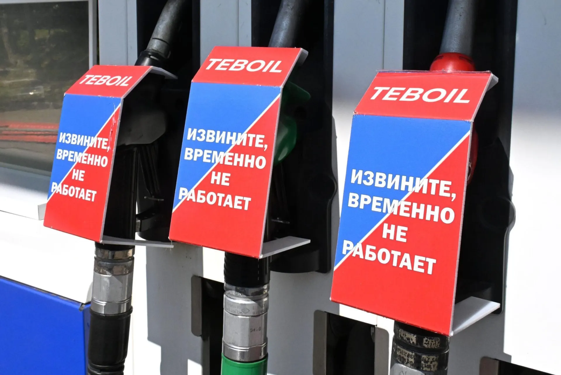 Благотворительные фонды и волонтёрские сообщества в разных регионах и в Крыму замедляют работу и урезают доставку помощи из‑за дефицита топлива и очередей на АЗС.