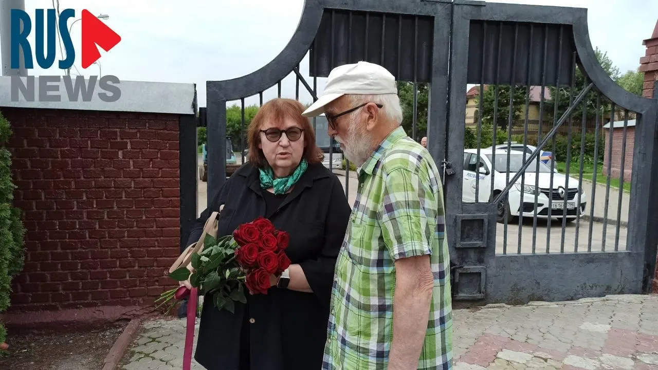 С защитной ленты памятника на могиле Алексея Навального сняли ограждение — к могиле пришли первые люди, которые возложили цветы и оставили записки; мать политика также посетила кладбище.