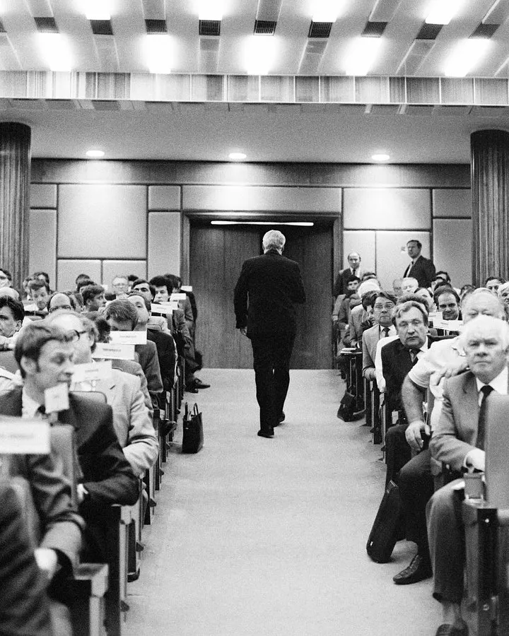 2 июля 1990 года в Москве открылся 28-й съезд КПСС. На съезде прозвучали требования отставки руководства, Борис Ельцин объявил о выходе из партии, был выдвинут альтернативный кандидат и приняты изменения, которые фактически лишили КПСС статуса единой общесоюзной партии.