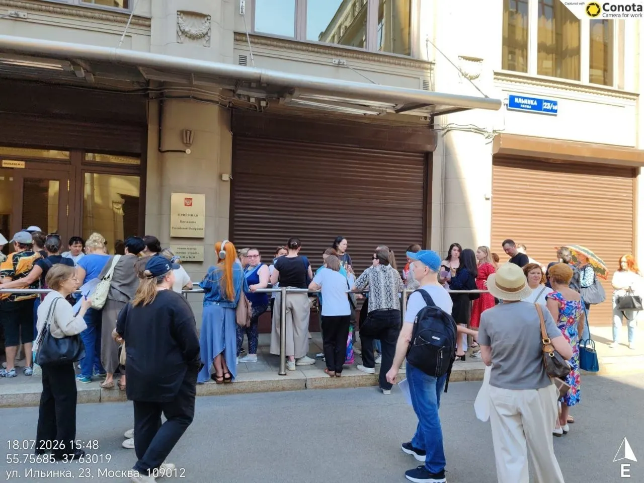 Около двухсот человек встали в очередь у приёмной президента, чтобы подать обращение в защиту особо охраняемых природных территорий и бездомных животных.