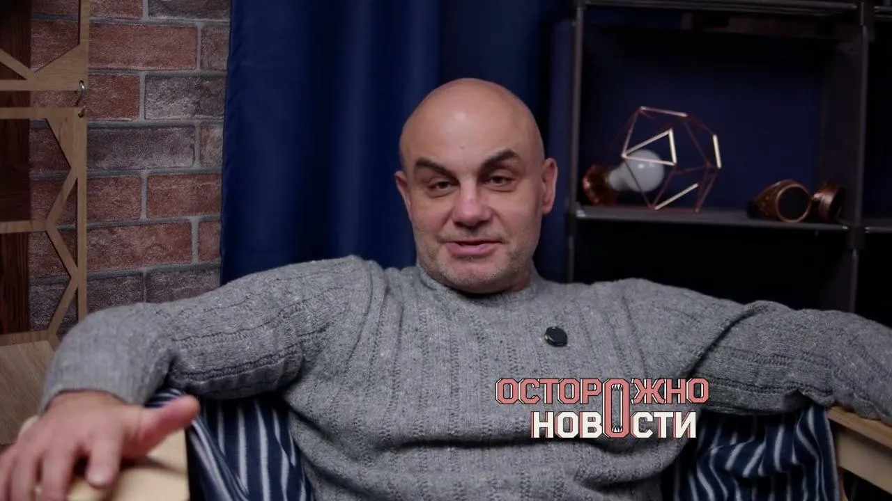 Замоскворецкий суд Москвы поместил под стражу Георгия Закревского — основателя «Воинского союза Паладин». Ему вменяют оправдание терроризма из‑за публикаций в телеграм-канале, где звучали призывы к насилию и объявления вознаграждений.