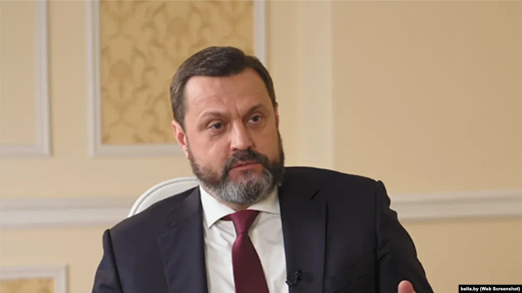 Суд признал бывшего народного депутата виновным в сотрудничестве с российскими спецслужбами, получении средств и проведении информационных атак против Украины. Деркач находится в России, ему ранее отменили украинское гражданство, а в 2024 году он получил должность в Совете Федерации от Астраханской области.