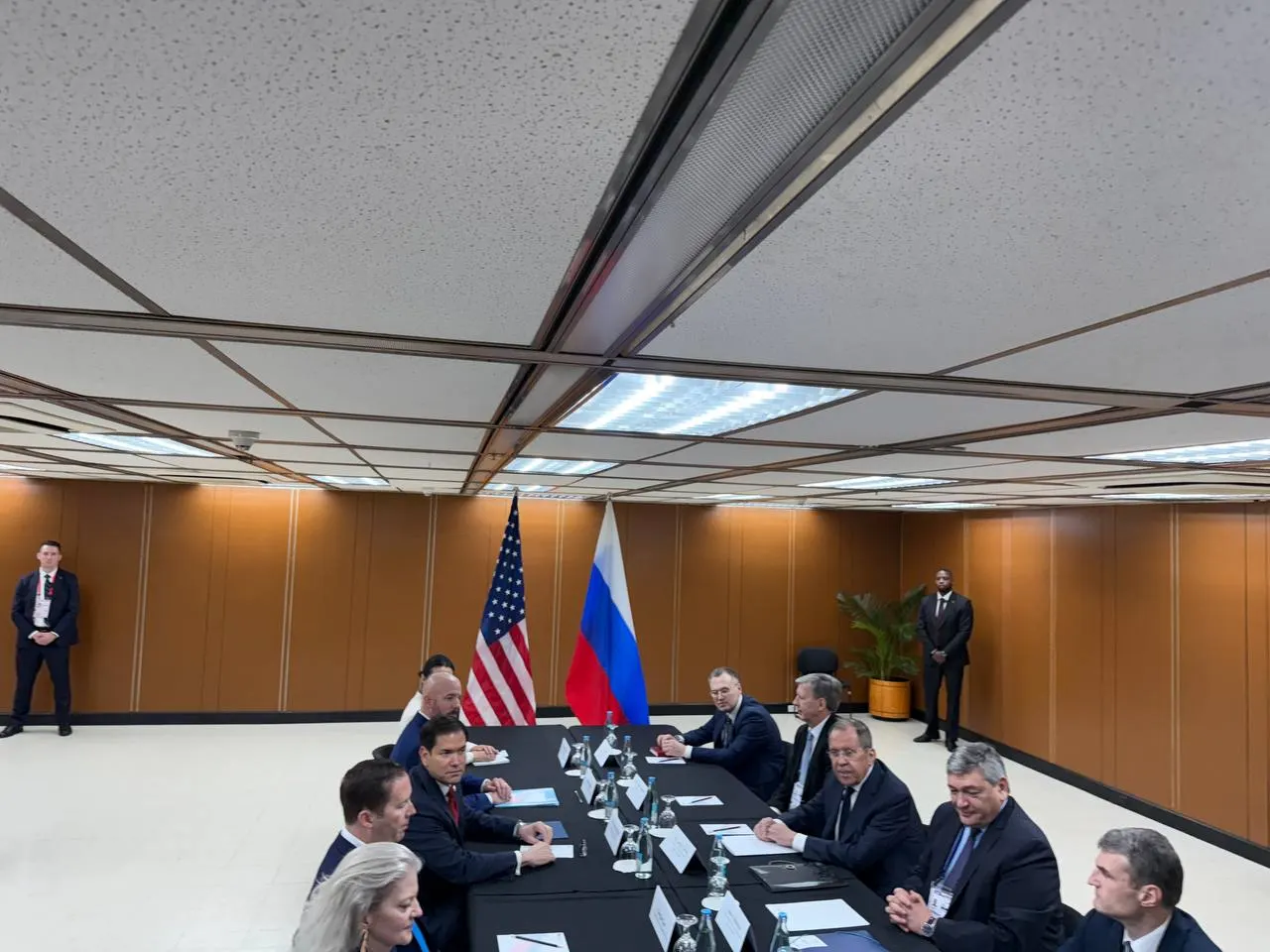 Глава МИД Сергей Лавров и госсекретарь США Марко Рубио провели около получаса переговоров на мероприятиях АСЕАН; стороны обсудили, в том числе, позицию США по урегулированию конфликта на Украине.