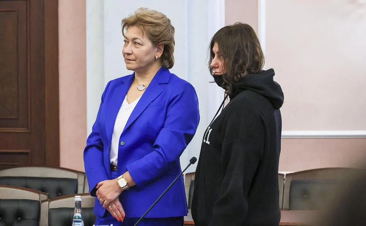 Сообщения о намерении Полины Лурье продать купленную у Ларисы Долиной квартиру за 200 млн рублей опровергнуты самой покупательницей и её адвокатом. Правовой спор вокруг недвижимости ранее завершился в пользу Лурье.