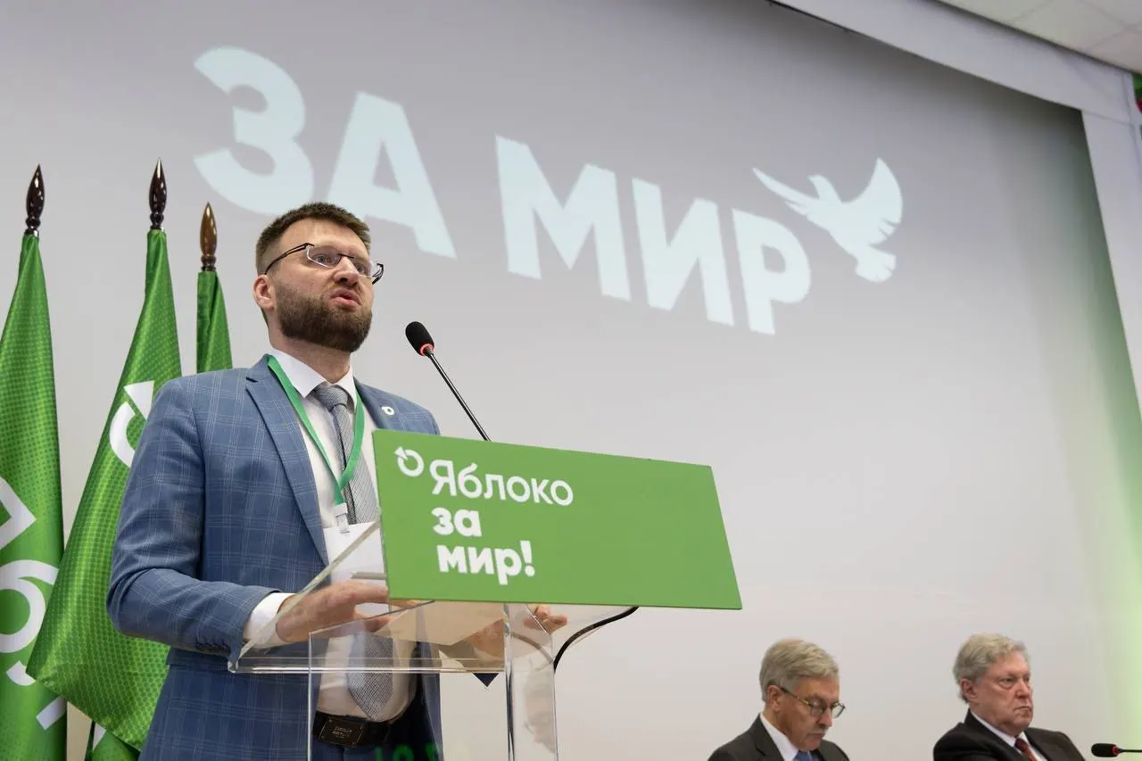 Ведомство сослалось на «факты ведения политической деятельности»: поздравления, поездки в суд, возложение цветов и участие в видеоролике. Дорохов назвал решение «кафкианским абсурдом».