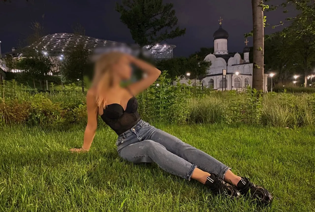 В московском районе Сокольники 33‑летний мужчина напал на 26‑летнюю фитнес‑тренера, столкнул её с четвёртого этажа и затем покончил с собой. Пострадавшая в тяжёлом состоянии госпитализирована, следствие проверяет обстоятельства.