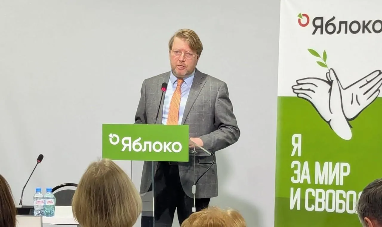 Верховный суд оставил в силе решение Выборгского районного суда Петербурга о штрафе Николаю Рыбакову за публикацию с фотографией Алексея Навального; партия намерена обжаловать вердикт в Конституционном суде.