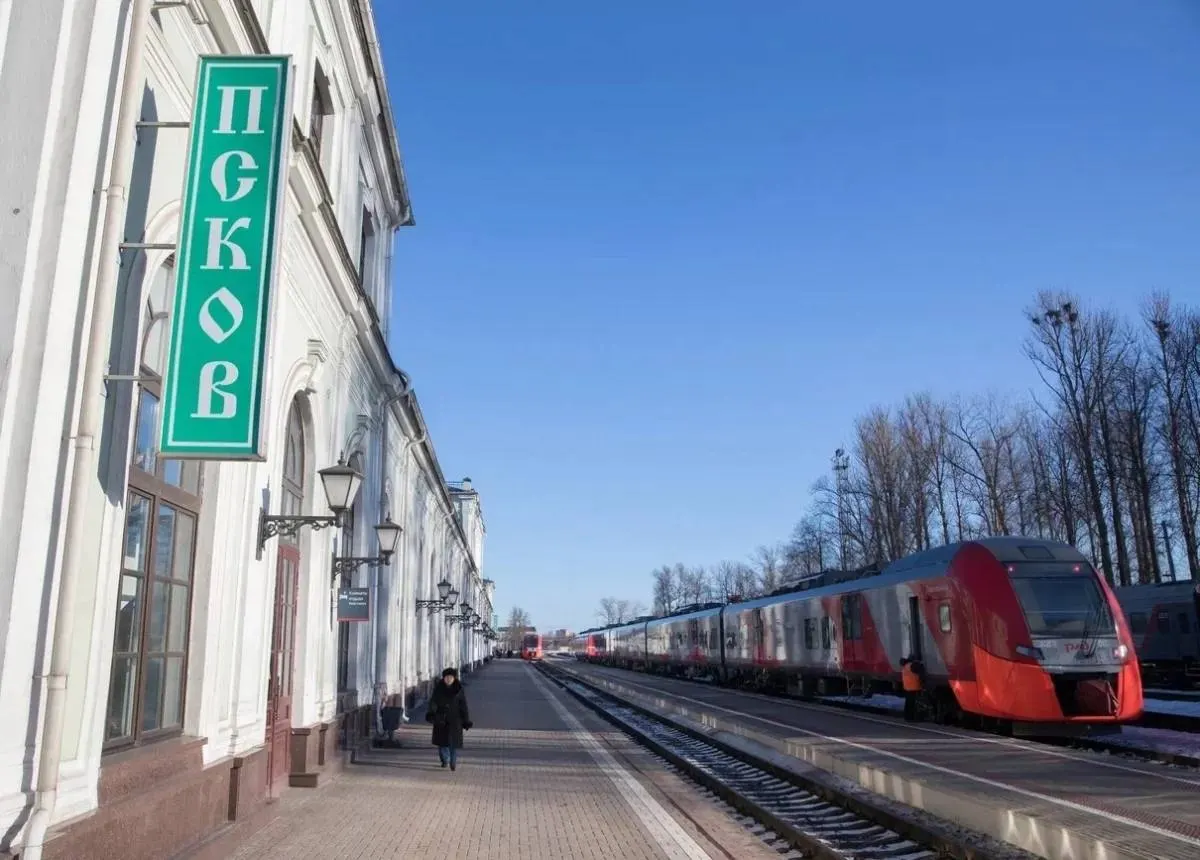 Артур Гайдук направил в «Федеральную пассажирскую компанию» просьбу увеличить число вагонов на маршрутах Псков — Санкт‑Петербург и Псков — Москва и рассмотреть назначение дополнительных поездов в периоды повышенного спроса.