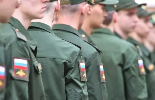Правительство поддержало законопроект, допускающий отправку призывников в пожарные подразделения МЧС для тушения пожаров и аварийно‑спасательных работ — в ведомстве рассчитывают на привлечение до 5 тысяч человек.