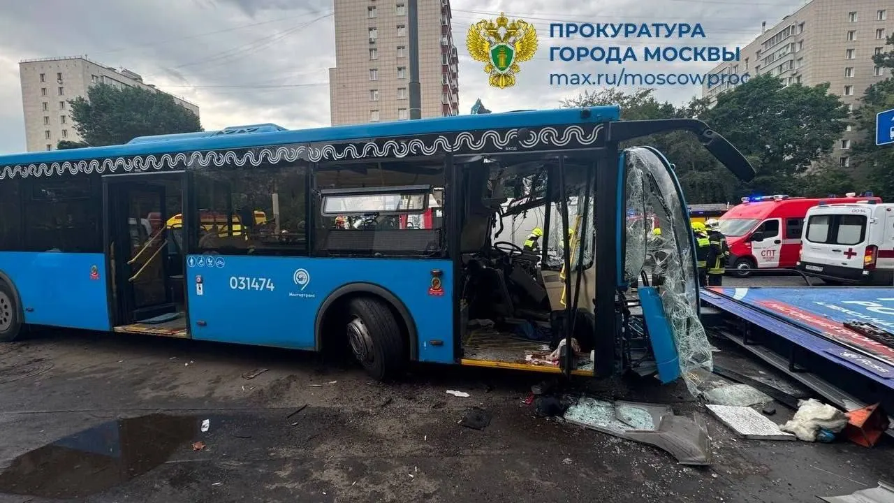 Прокуратура начала проверку по факту аварии с участием автобуса на Нижегородском шоссе в Москве. Сведения о пострадавших и обстоятельствах происшествия уточняются.