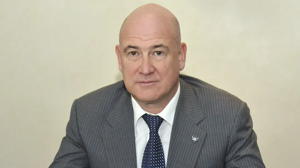 Дмитрий Тулеев — кандидат в Госдуму от «Единой России» — указал в декларации за 2025 год доход 5 рублей 40 копеек; на счетах у него 90,7 тыс. руб., есть доля в доме в Кемеровской области и квартира в Москве.