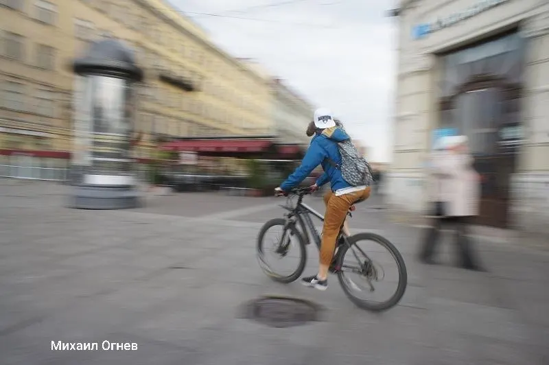 За первые шесть месяцев 2026 года число ДТП с травмированием велосипедистов увеличилось до 2,9 тыс.: 123 погибших и около 2,8 тыс. пострадавших. Аварии с самокатами и другими СИМ выросли на 32,4%.