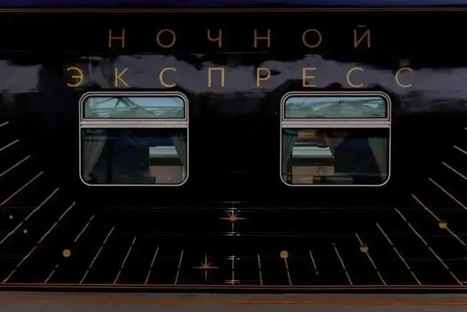 Чёрный состав с декоративными звёздами готовится к первому рейсу между Москвой и Адлером. Вагоны созданы специально на Тверском вагоностроительном заводе.