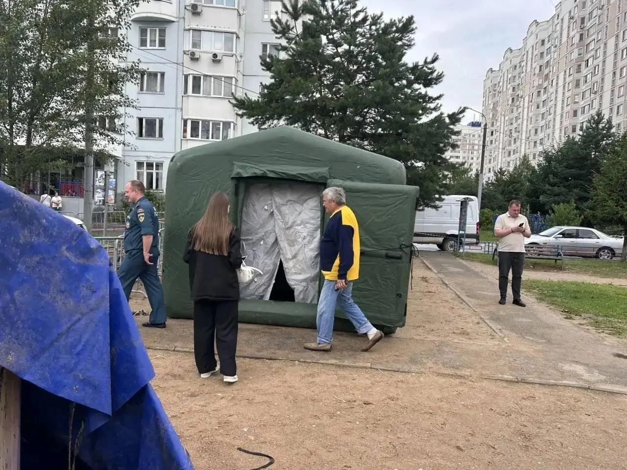Спасатели укрепили повреждённую плиту, убрали разрушенные конструкции; жильцам обещают замену окон, капитальный ремонт и временное размещение при необходимости.