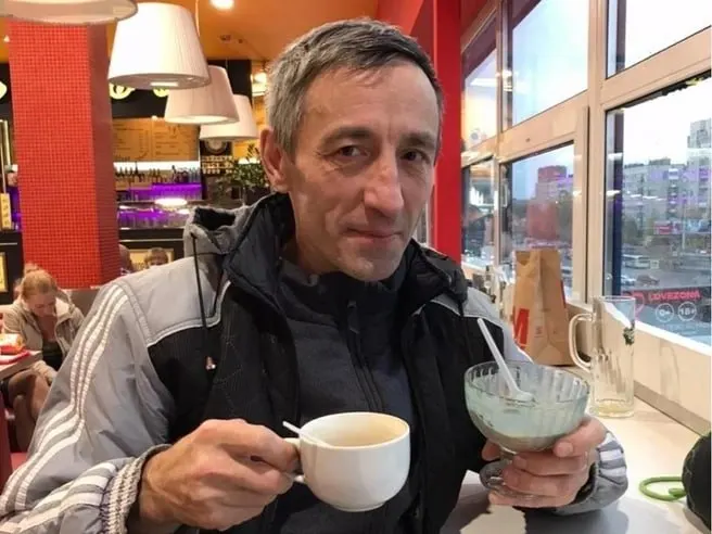 55-летний Виталий заключил контракт, оказался в Луганске и больше месяца не выходит на связь — в его деле значится статус «СОЧ». Родственники ставят под сомнение медкомиссию и просят проверки; запросы в ведомства остаются без ответа.