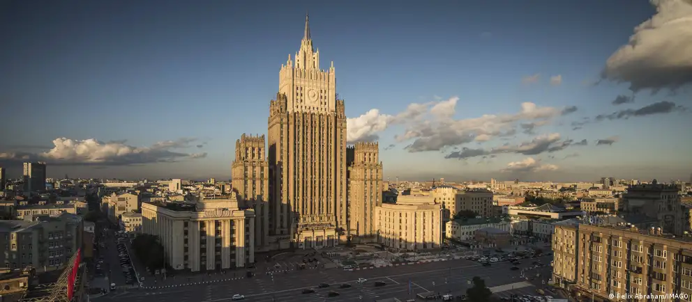 По сообщениям Telegram-каналов, в РФ рассматривают возвращение практики выездных виз: поездки в «недружественные» страны могут разрешать только организованными группами и по разрешению. В МИД называют эти сведения ложными.