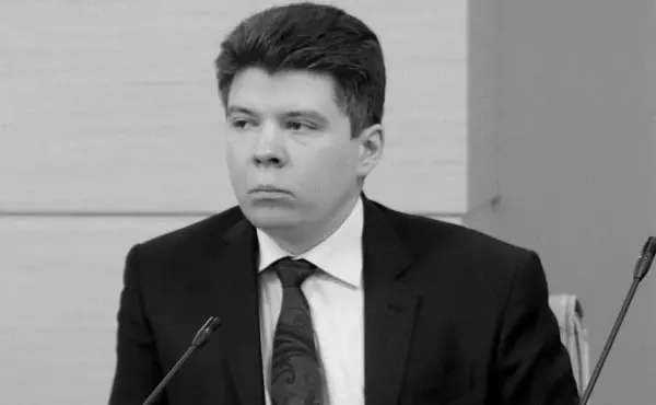Алексей Старовойтов скончался 30 июня в 46 лет. Мэрия выразила соболезнования и отметила его вклад в развитие федерализма и местного самоуправления. По предварительным данным, причиной смерти стала сердечно‑сосудистая недостаточность; тело обнаружила супруга.
