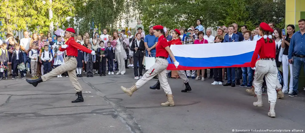 Родители из разных регионов жалуются, что для поступления в старшие классы введён жёсткий конкурс с высокими проходными баллами, из‑за чего многие школьники направляются в колледжи. Эксперты связывают это с госполитикой в пользу среднего профессионального образования и ограничением доступа к вузам.