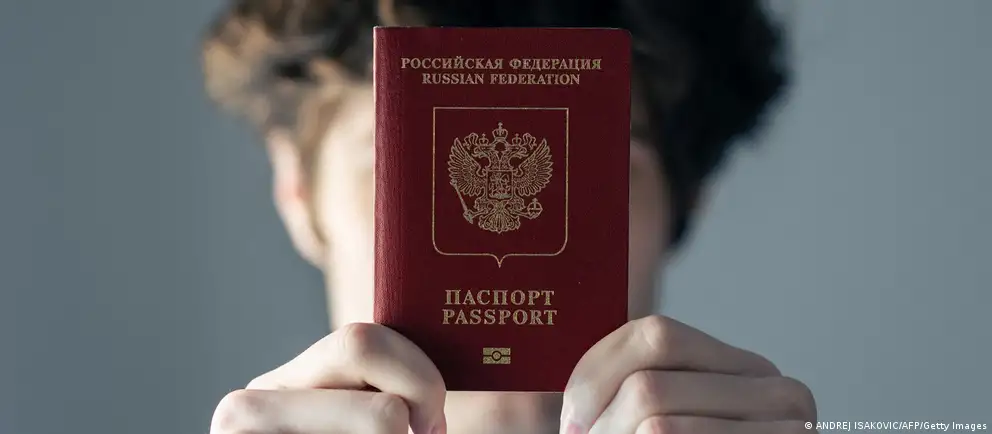 После возражений Франции и Италии Евросоюз пересмотрел проект визового запрета: ограничения планируется ввести только для лиц, непосредственно участвовавших в боевых действиях в Украине, расширены исключения и уточнён порядок действия виз; документ должен войти в 21-й пакет санкций и, как ожидается, будет принят в середине июля.
