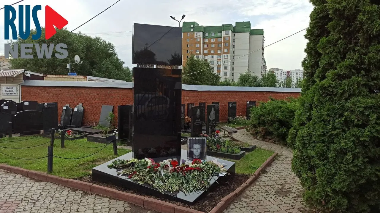 На Борисовском кладбище завершили установку памятника на могиле политика — люди продолжали приносить цветы и приходят к месту захоронения.