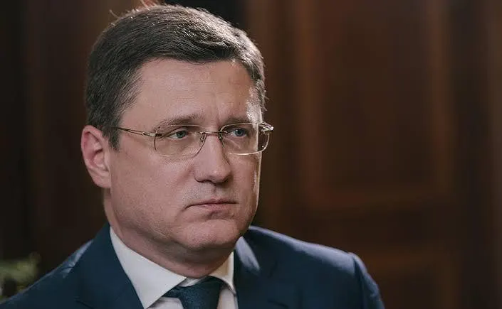 Вице‑премьер заявил о снижении очередей на АЗС и восстановлении работы заправок после запрета экспорта и мер по импорту. При этом данные отрасли показывают простои НПЗ и высокий процент невыполненных оптовых заявок, что может поддерживать дефицит ещё несколько месяцев.