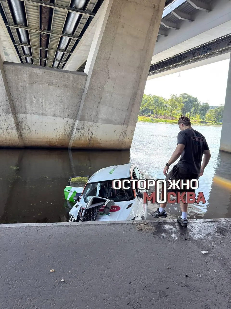 Автомобиль каршеринга съехал с дороги и упал в реку на Филёвской набережной; по предварительным данным, никто не пострадал.