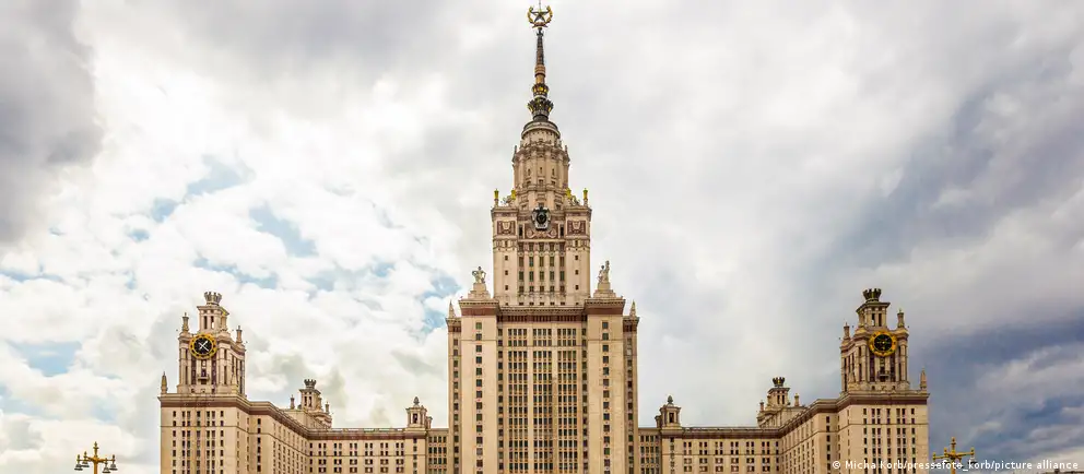 В обновлённом перечне оказались 130 организаций из России, Китая и Ирана. Американским учёным и компаниям рекомендовано ограничить сотрудничество — с 2026 финансового года финансирование совместных фундаментальных исследований будет запрещено.