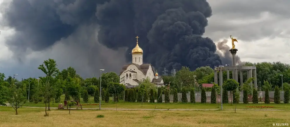 По данным источников, Москва не намерена вступать в серьёзные переговоры о прекращении боевых действий до начала 2027 года; в Кремле рассчитывают завершить контроль над Донбассом к концу 2026-го. Одновременно Украина усилила удары дронами по российским объектам, что привело к топливному кризису и возросшей нагрузке на систему ПВО.