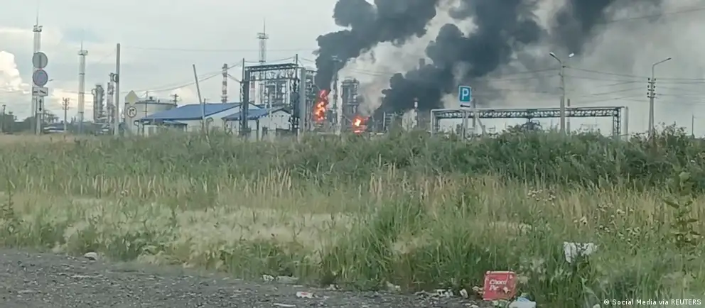 Саратовский нефтеперерабатывающий завод приостановил работу на неопределённый срок после повреждений, полученных в результате атаки беспилотников. Инцидент ослабляет и без того напряжённый рынок топлива, дефицит которого затронул значительную часть страны.